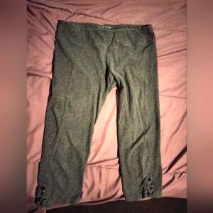 Betsy Johnson Gray Capri leggings size Large